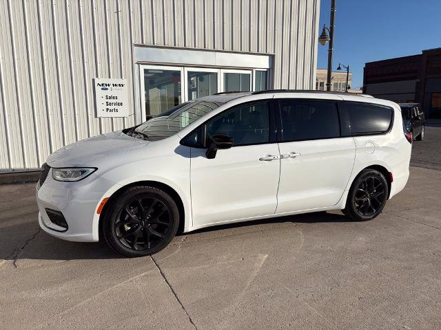 Used 2025 Chrysler Pacifica Limited FWD image 2