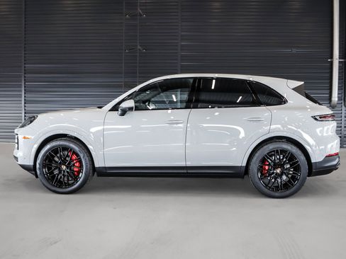 Certified 2026 Porsche Cayenne S AWD/4WD image 2