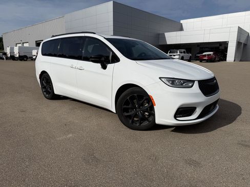Used 2025 Chrysler Pacifica Limited FWD image 3
