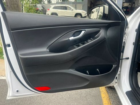 Used 2019 Hyundai Elantra GT FWD image 11