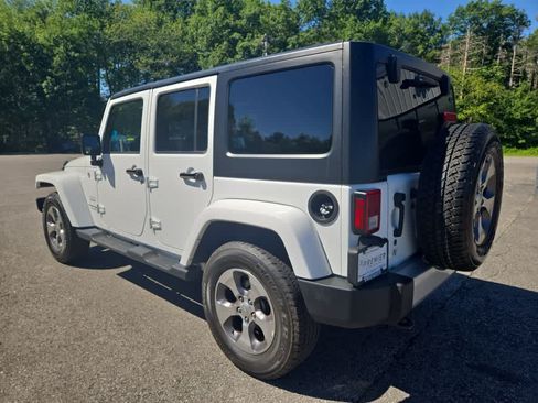 Used 2018 Jeep Wrangler Unlimited Sahara w/ Connectivity Group AWD/4WD image 6