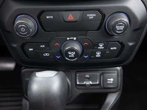 Used 2018 Jeep Renegade Altitude w/ UConnect 8.4 Nav Group AWD/4WD image 36