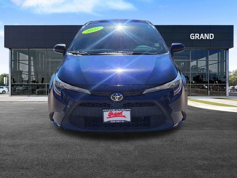 Used 2021 Toyota Corolla LE image 3