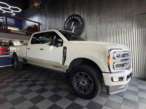 Used 2025 Ford F350 Platinum w/ Platinum Plus Package AWD/4WD image 2