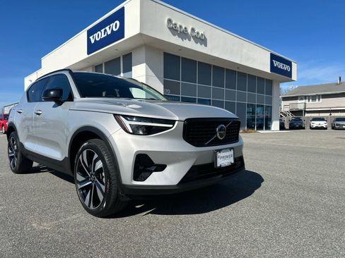 Used 2023 Volvo XC40 B5 Plus w/ Climate Package image 2