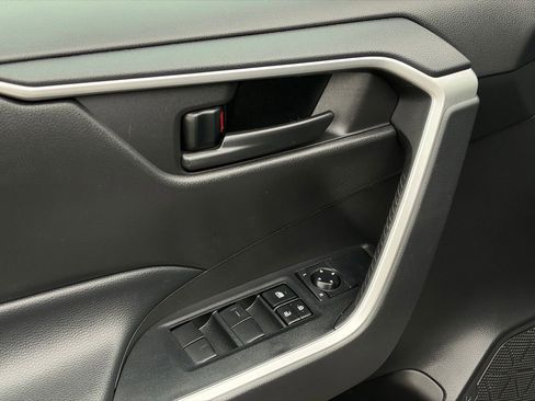 Used 2022 Toyota RAV4 LE image 11