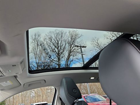 Certified 2025 Volkswagen Tiguan SE w/ Panoramic Sunroof Package image 14