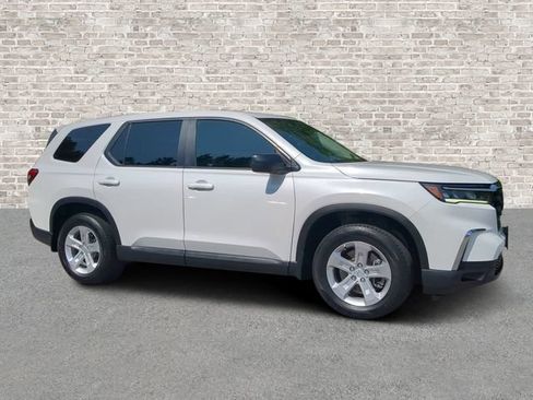 Used 2023 Honda Pilot LX image 1