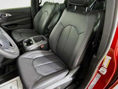 New 2026 Chrysler Pacifica Select image 21
