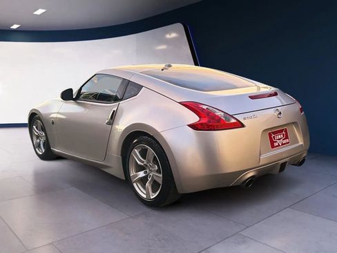 Used 2010 Nissan 370Z Touring RWD image 3