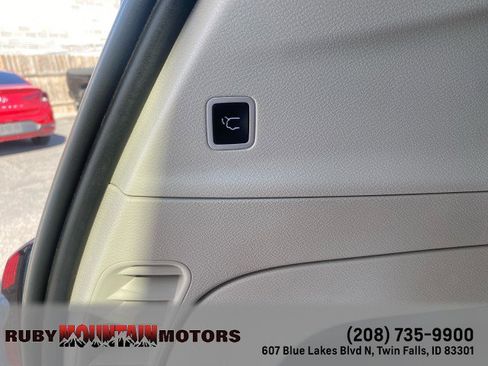 Used 2023 Chrysler Pacifica Touring-L image 27