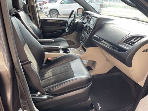 Used 2019 Dodge Grand Caravan SXT image 12