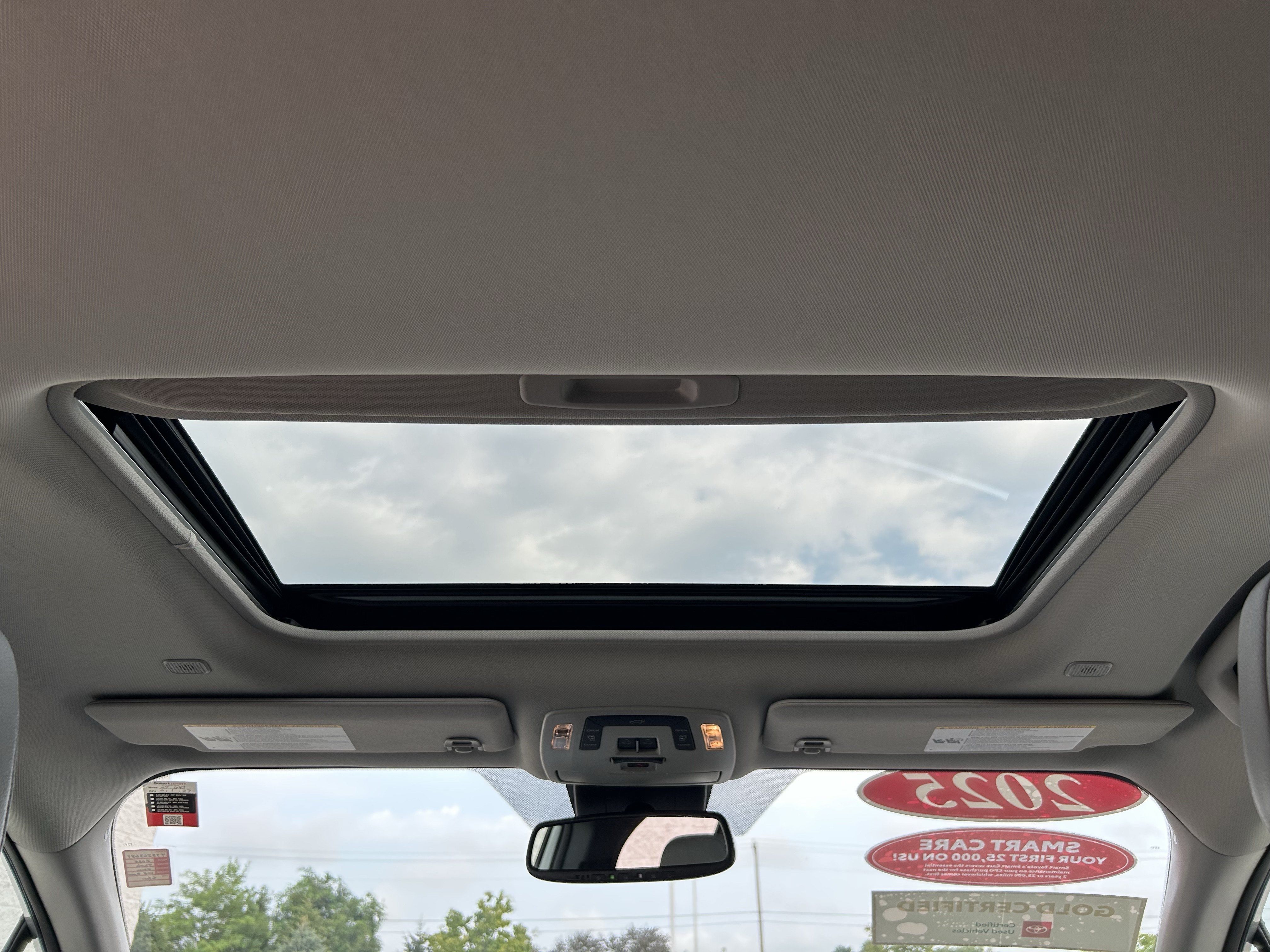 Certified 2025 Toyota Sienna XLE FWD image 21