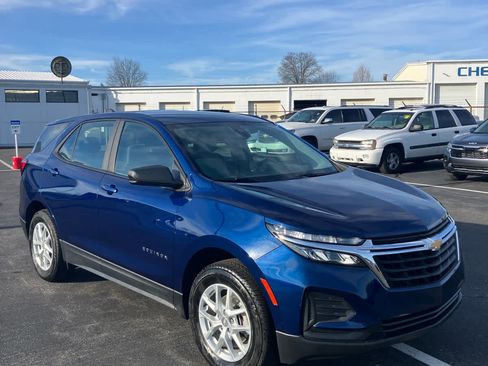 Used 2023 Chevrolet Equinox LS image 2