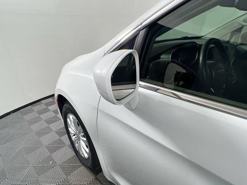 Used 2018 Chrysler Pacifica Touring Plus FWD image 10