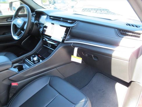 New 2026 Jeep Grand Cherokee Limited w/ Luxury Tech Group II RWD image 10