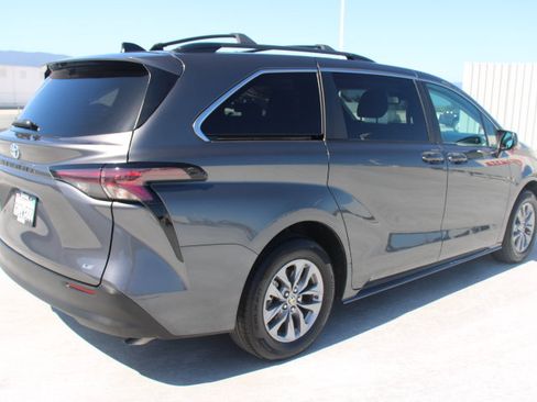 Certified 2025 Toyota Sienna LE w/ LE Plus Package FWD image 3