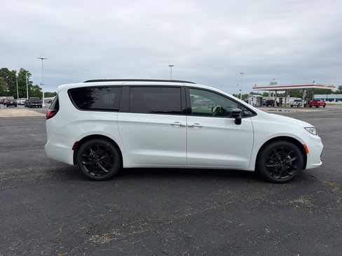 New 2026 Chrysler Pacifica Select w/ S Appearance Package FWD image 4