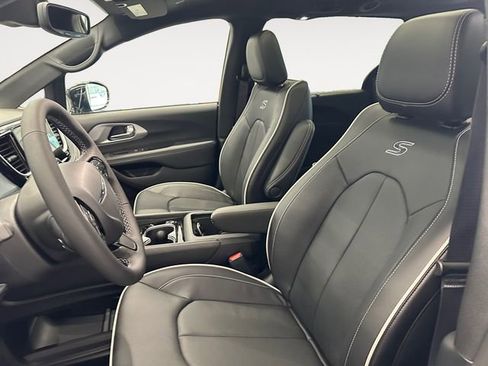 New 2026 Chrysler Pacifica Limited w/ S Appearance Package FWD image 9