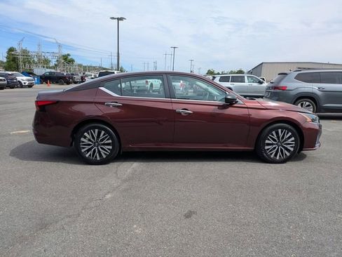 Used 2024 Nissan Altima 2.5 SV image 3