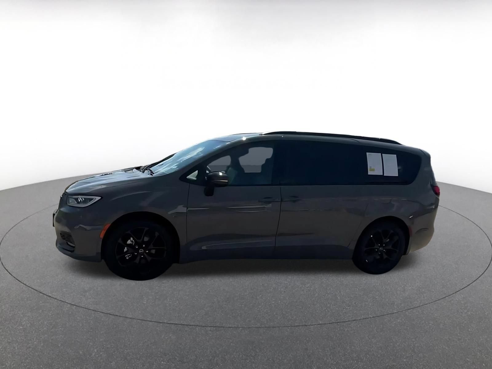 Used 2025 Chrysler Pacifica Limited FWD image 7
