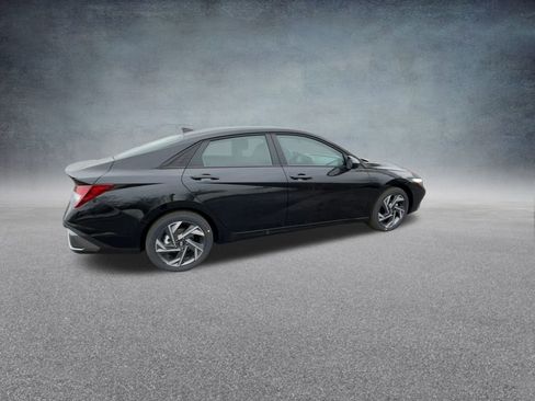Certified 2025 Hyundai Elantra Sport image 24