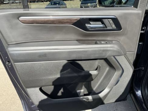 Used 2025 Chevrolet Suburban Z71 AWD/4WD image 12