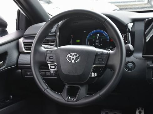Used 2025 Toyota Camry SE image 17