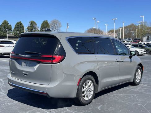 Used 2025 Chrysler Pacifica Select FWD image 7