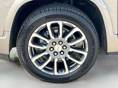 Used 2023 GMC Acadia Denali w/ Denali Technology Package FWD image 33
