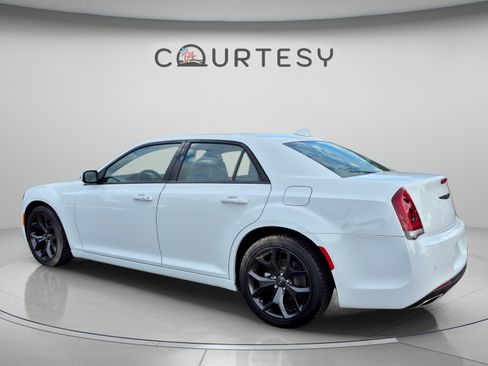 Used 2023 Chrysler 300 S RWD image 3