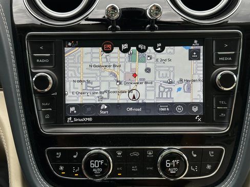 Used 2017 Bentley Bentayga image 44