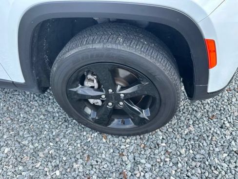 Used 2024 Jeep Grand Cherokee L Altitude RWD image 9