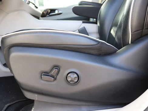 Used 2023 Chrysler Pacifica Limited image 11