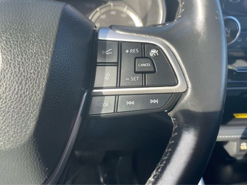 Used 2023 Toyota Highlander XLE image 19