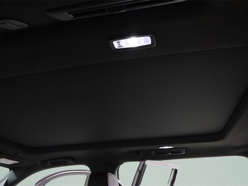 Used 2024 GMC Yukon XL AT4 w/ Technology Package image 9