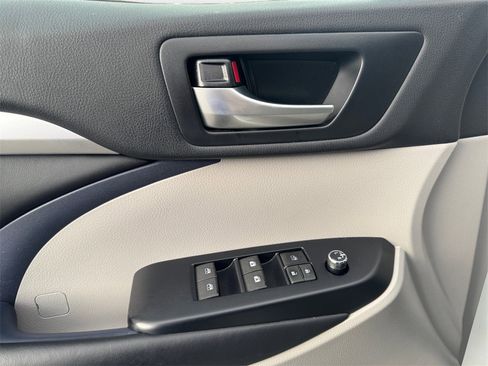 Used 2018 Toyota Highlander XLE image 14