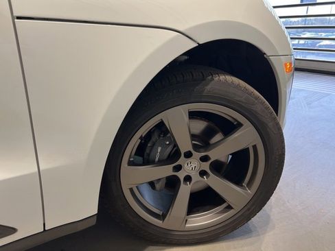 Used 2025 Porsche Macan Turbo image 4