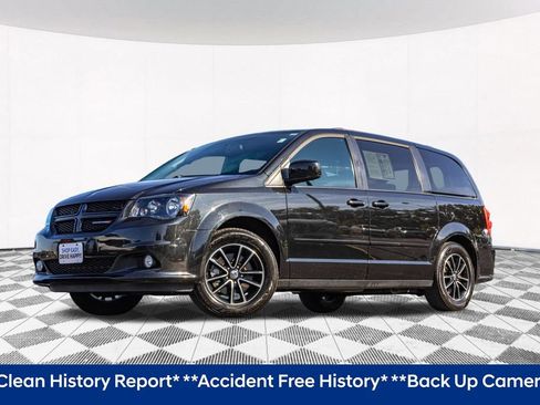 Used 2017 Dodge Grand Caravan SXT w/ Blacktop Package FWD image 2