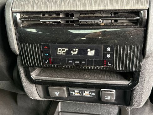 Used 2022 Jeep Wagoneer Series III w/ Premium Group I image 16