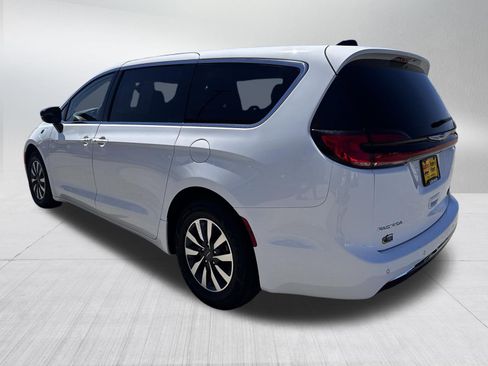 Used 2024 Chrysler Pacifica Limited FWD image 5