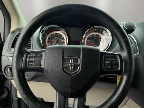 Used 2019 Dodge Grand Caravan SE w/ UConnect Hands-Free Group FWD image 18