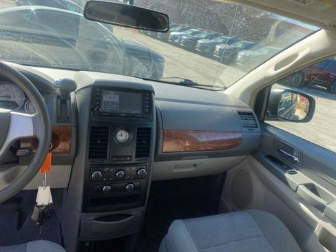 Used 2008 Chrysler Town & Country LX image 16