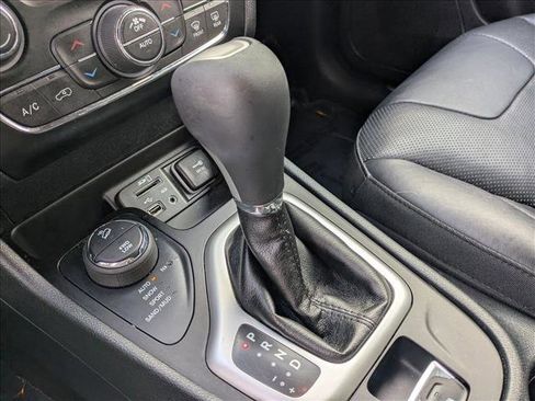 Used 2016 Jeep Cherokee Overland w/ Technology Group image 11