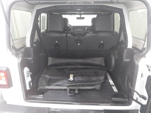 Used 2022 Jeep Wrangler Unlimited Rubicon w/ Cold Weather Group AWD/4WD image 17