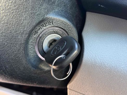 Used 2012 Toyota Highlander SE w/ Tow Pkg FWD image 28