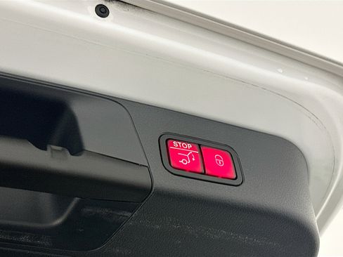 Used 2023 Mercedes-Benz GLB 250 4MATIC w/ Premium Package image 31