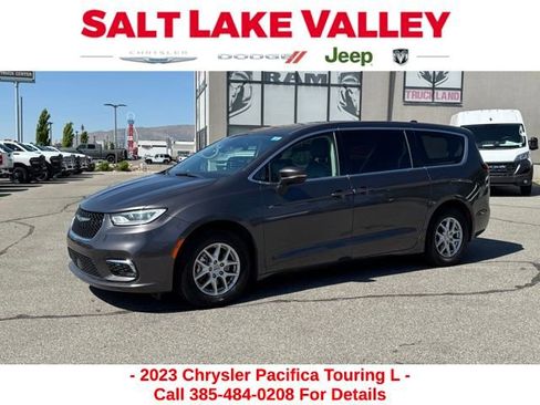 Used 2023 Chrysler Pacifica Touring-L FWD image 1