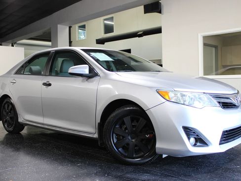 Used 2012 Toyota Camry LE FWD image 29