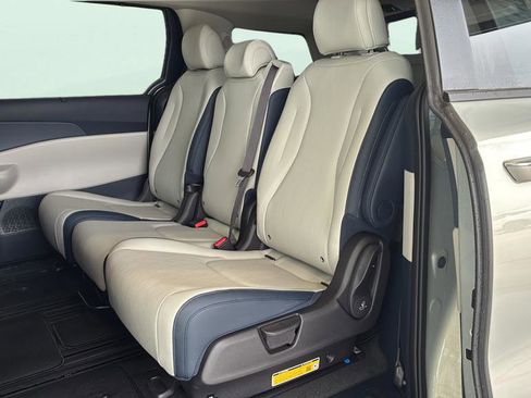 New 2026 Kia Carnival EX FWD image 24